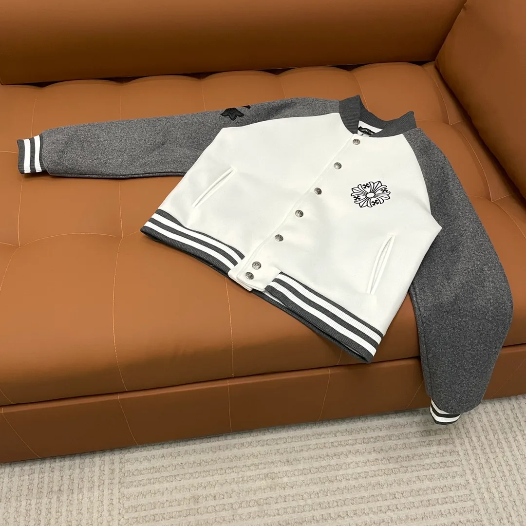 🅿️410 CH➡️Cro Xin 2024ss runway style baseball jacket. I ordered the original model and it took a month to finally ship. I love it so much. The upper body is really cool. A Douyin blogger said that this year's new jacket will become a future trend. If you look through street photos, you will find that celebrities regard it as a collectible jacket, a must-have item for men and women who want light luxury for commuting. Developing the highest version on the entire network, it took 1 month to customize and the cost was extremely high. The German imported flat-machine made custom-woven wool jacquard threads, using the first layer of imported lambskin. The pleated texture is unparalleled. It is hand-cut and meticulously crafted. The stitching position is very technical. Whether the whole garment is good or not depends on this position. Top-notch workmanship and details can stand the test. A full set of customized accessories, the letters are clear and perfectly restored without any difference. High-end atmosphere and full grade! The entire dress is exclusively customized with heavy craftsmanship. The towel patch embroidery is perfectly combined with craft embroidery and precise stitching! Absolute craftsmanship quality!